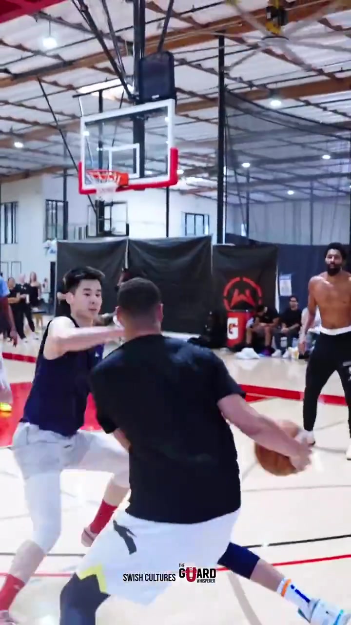 克萊現(xiàn)身野球局這發(fā)型仿佛當(dāng)年的佛祖回來了