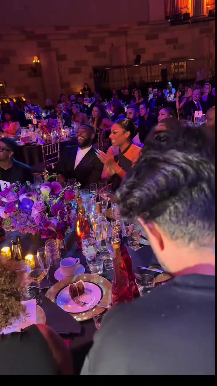 這場(chǎng)合克萊明顯沒有女友梅根放得開