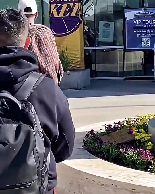 一切盡在不言中歐文此前面對(duì)科比和GiGi的雕像陷入沉思