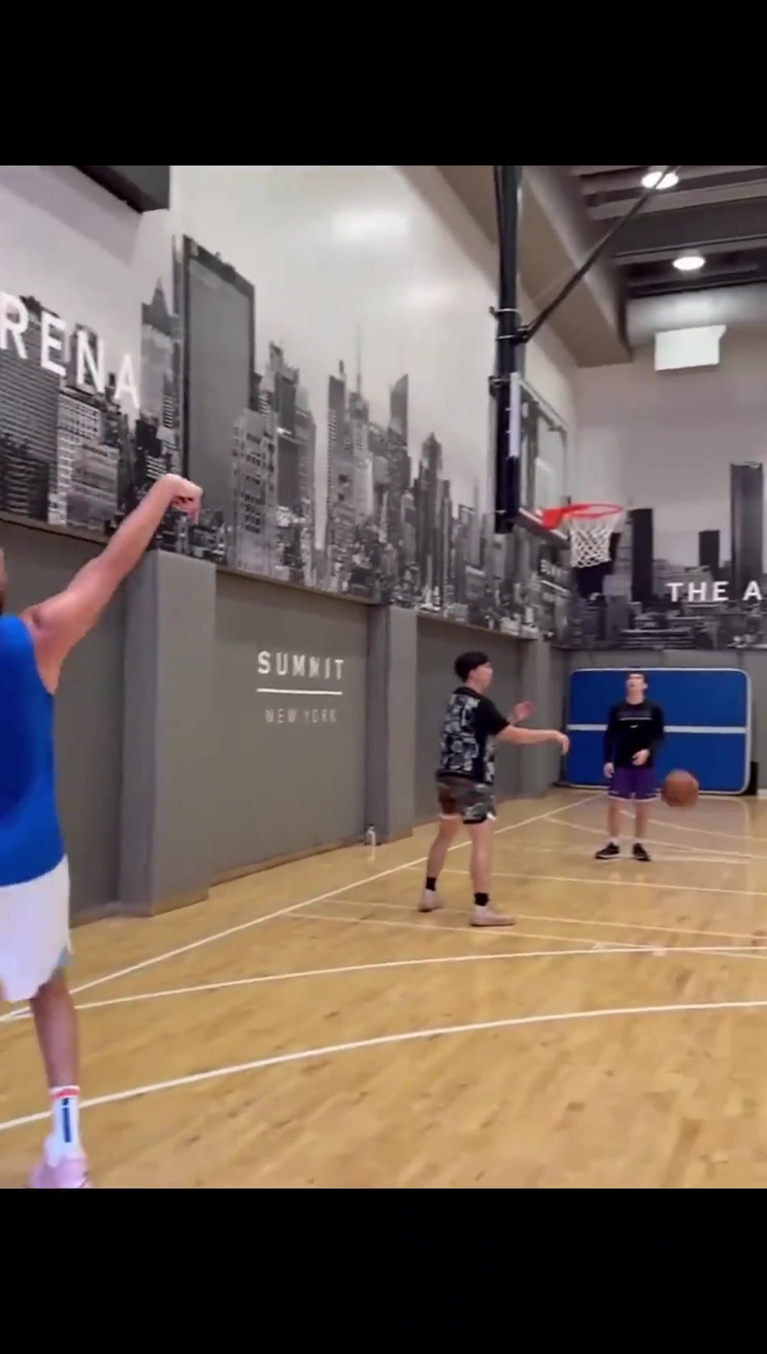 一鏡到底克萊夏天近期訓(xùn)練連中70個(gè)三分...