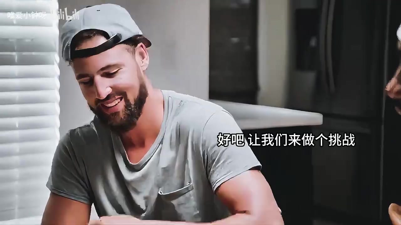 質(zhì)疑我們倆的友誼名場(chǎng)面克萊做客伊巴卡節(jié)目被要求給庫(kù)里致電