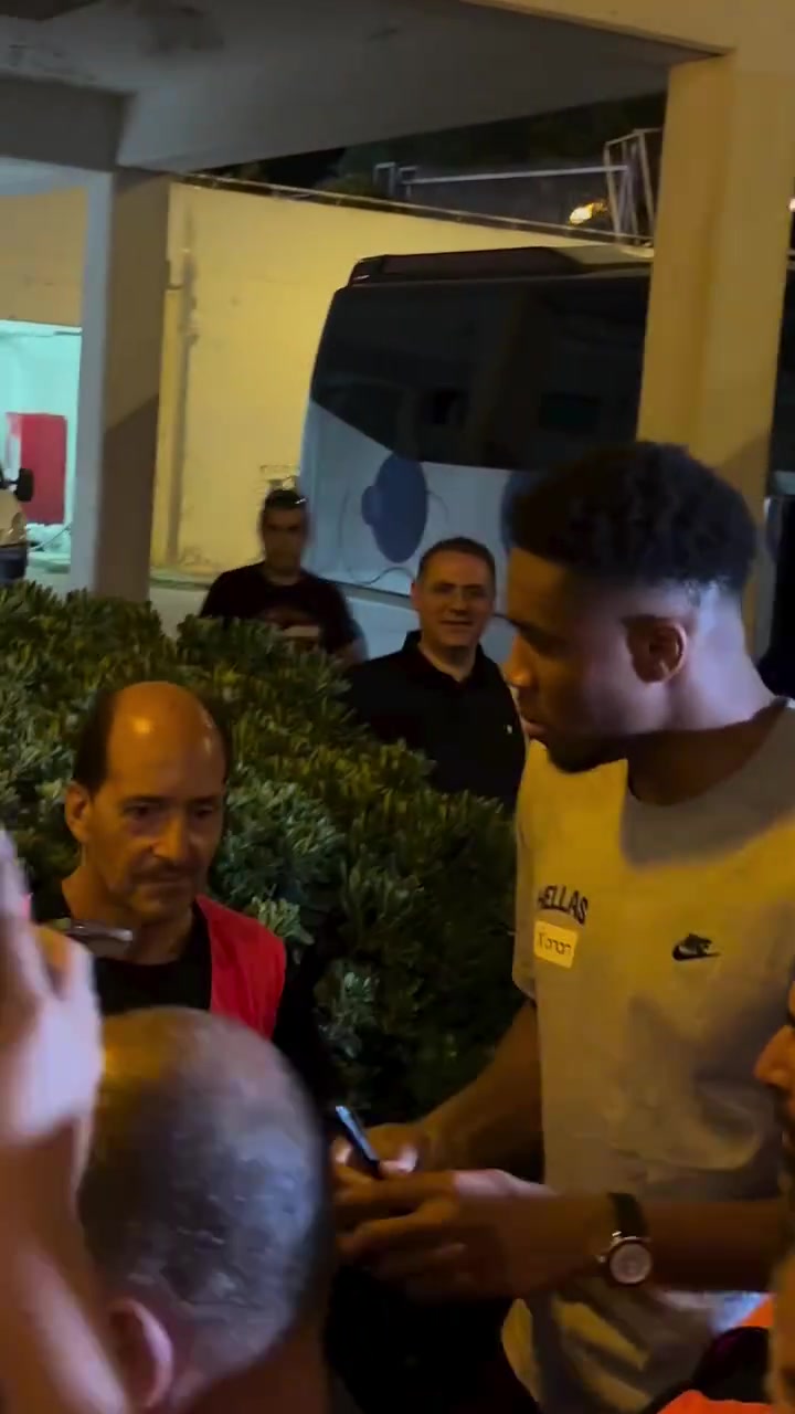 能否出戰(zhàn)歐錦賽熱身賽字母哥已經(jīng)帶領(lǐng)希臘男籃抵達(dá)下榻酒店