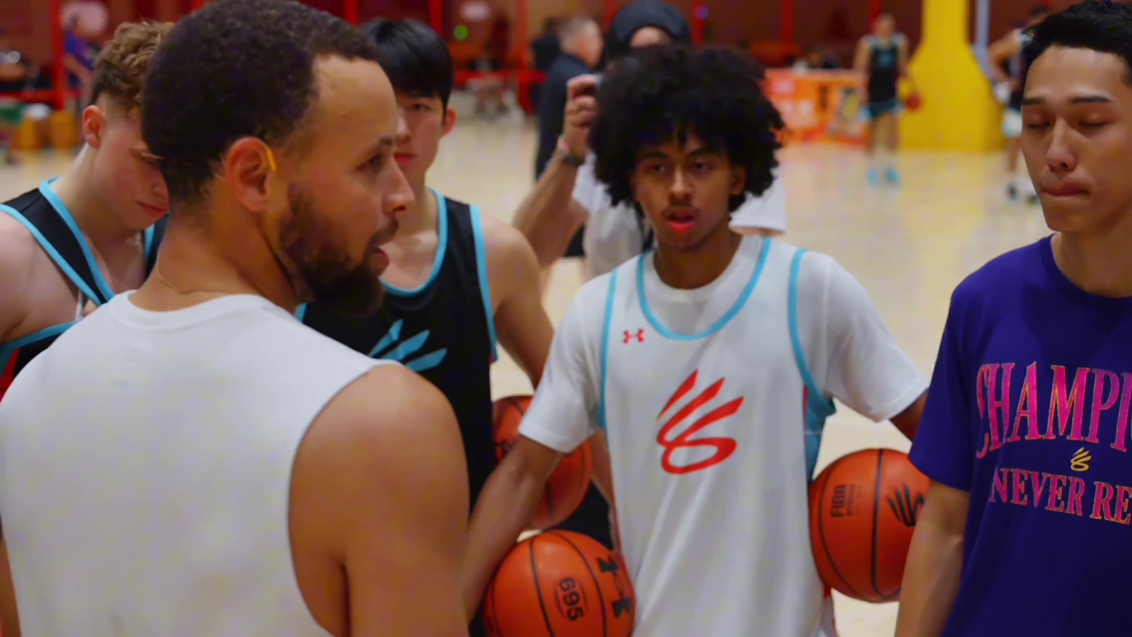 中國(guó)男籃未來(lái)之星混血球員朱正曬視頻成為庫(kù)里門(mén)徒