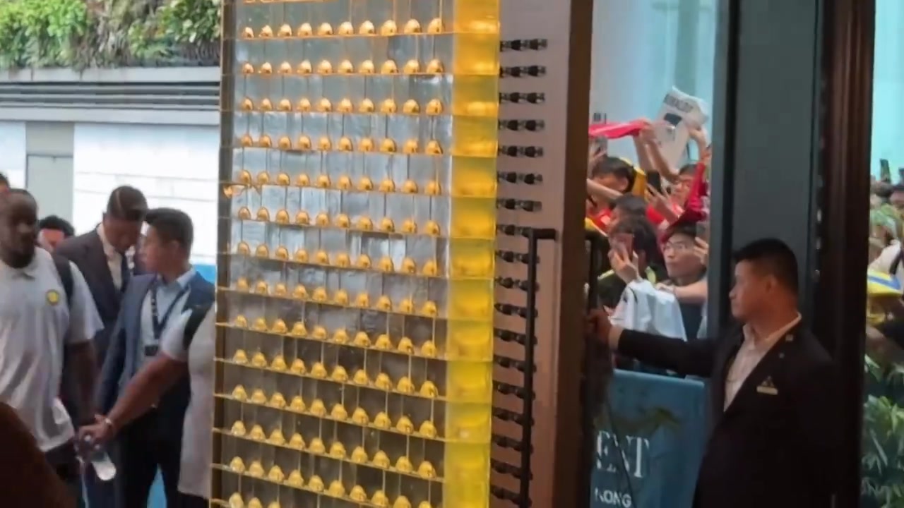 人氣火爆C羅隨隊(duì)抵達(dá)香港下榻酒店周圍擠滿了球迷