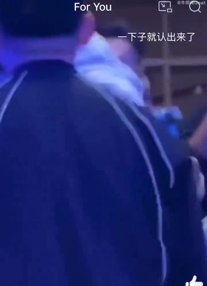 C羅看到前曼聯(lián)隊友董方卓時的反應?