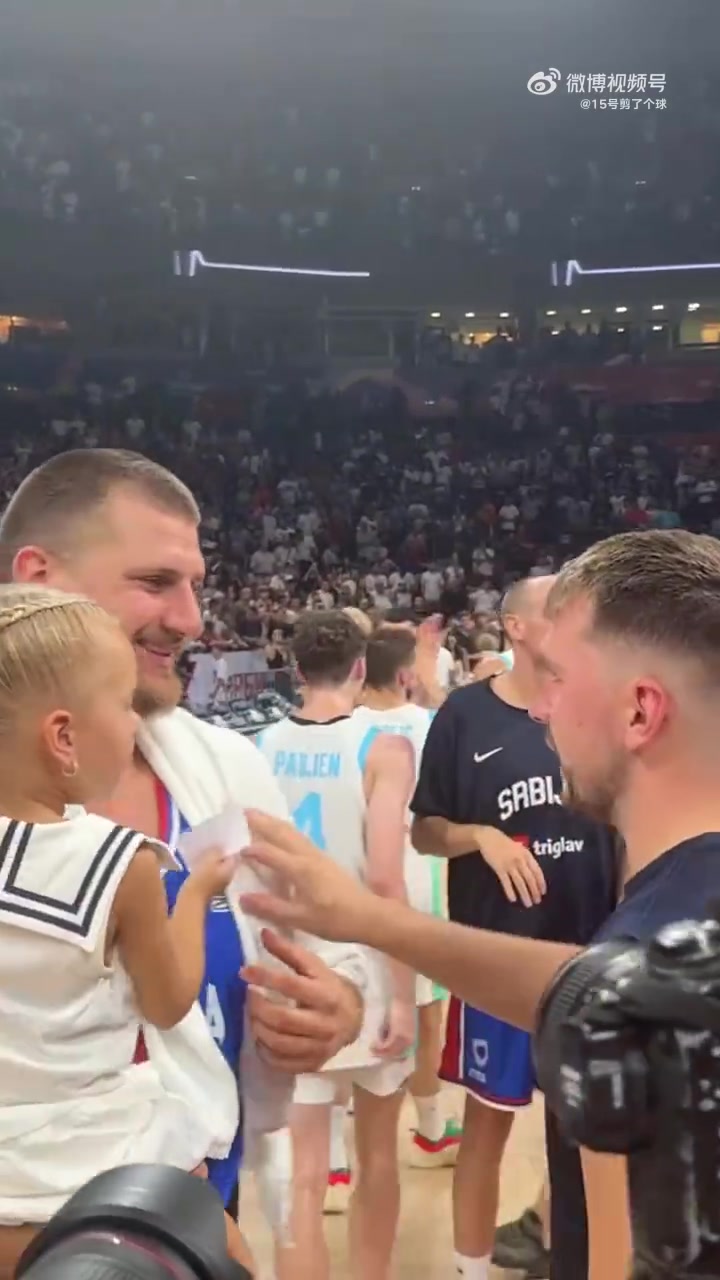 雙胖友誼長存東契奇賽后和約基奇的小女兒來了個(gè)擊掌