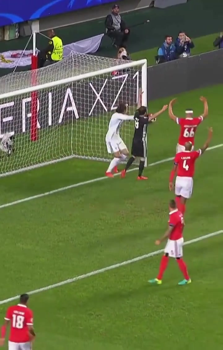 也算名場(chǎng)面了盧卡庫(kù)這個(gè)擁抱或許拯救了這位門將的職業(yè)生涯