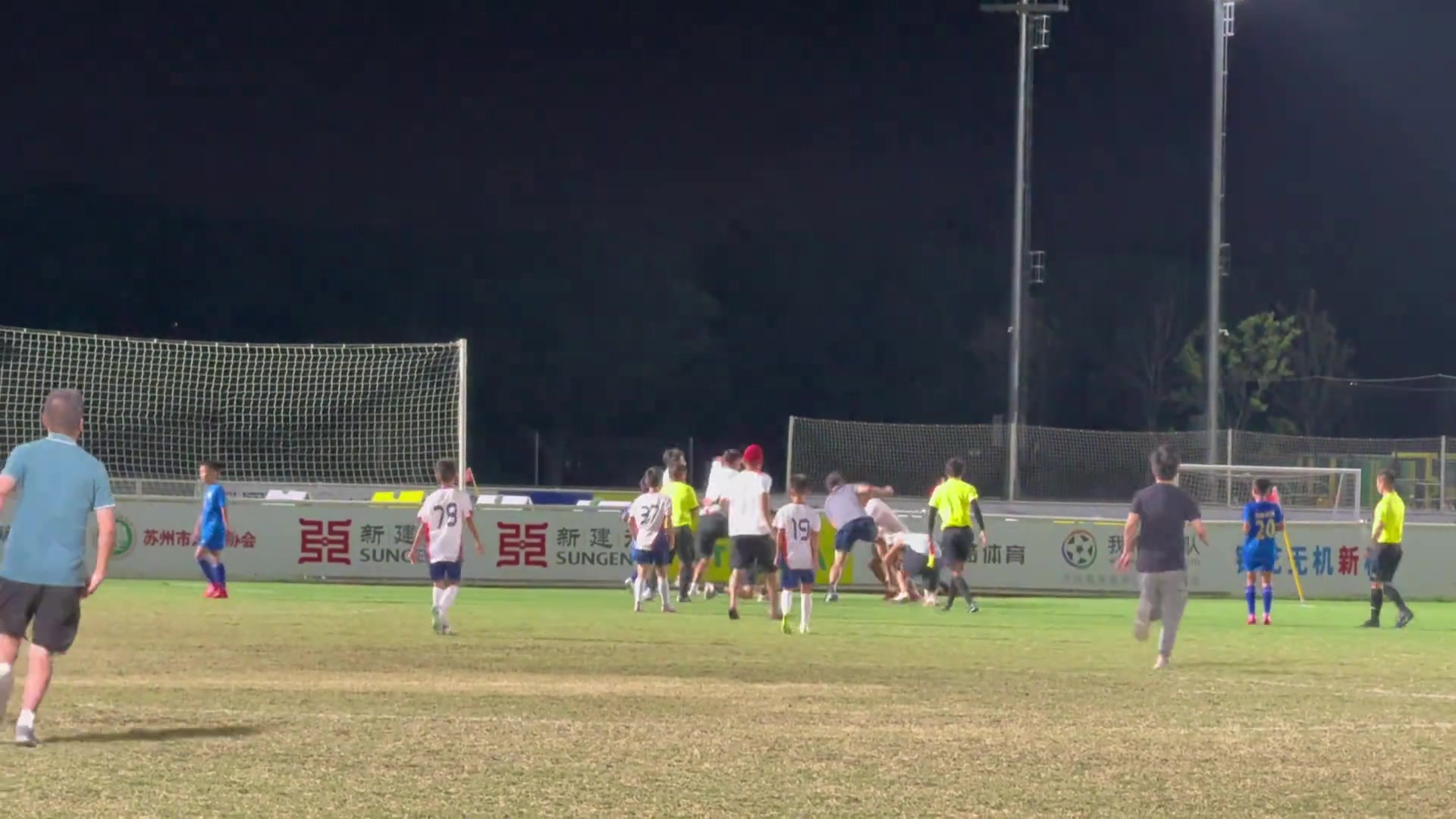 這就是中國(guó)青訓(xùn)現(xiàn)狀嘛怎么家長(zhǎng)還帶頭進(jìn)場(chǎng)和別人打架