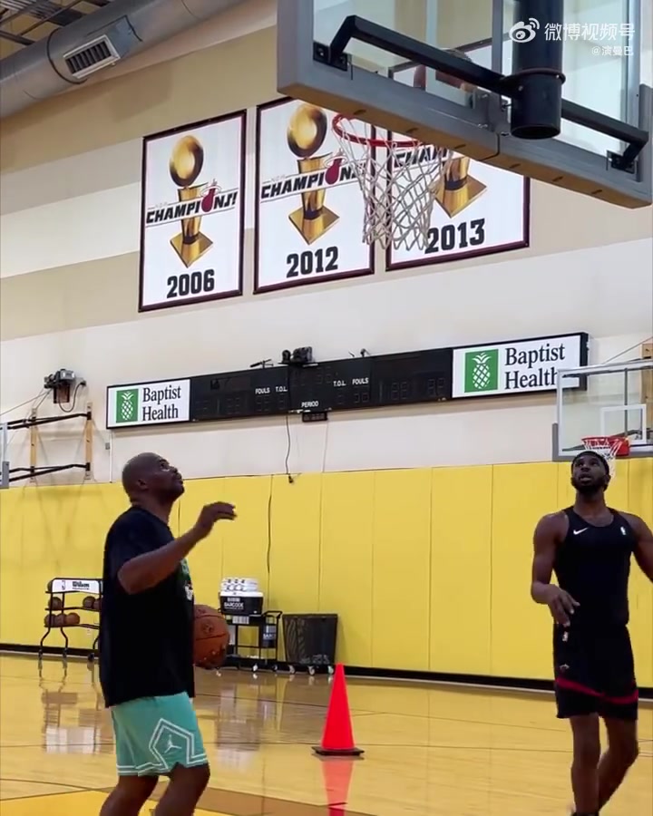 維金斯開啟個人訓練墻上三面熱火總冠軍旗幟相當顯眼