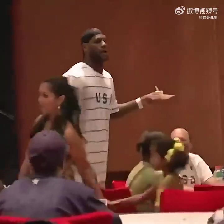 08年北京奧運(yùn)期間科比生日詹姆斯帶頭唱生日快樂(lè)歌為科比慶生