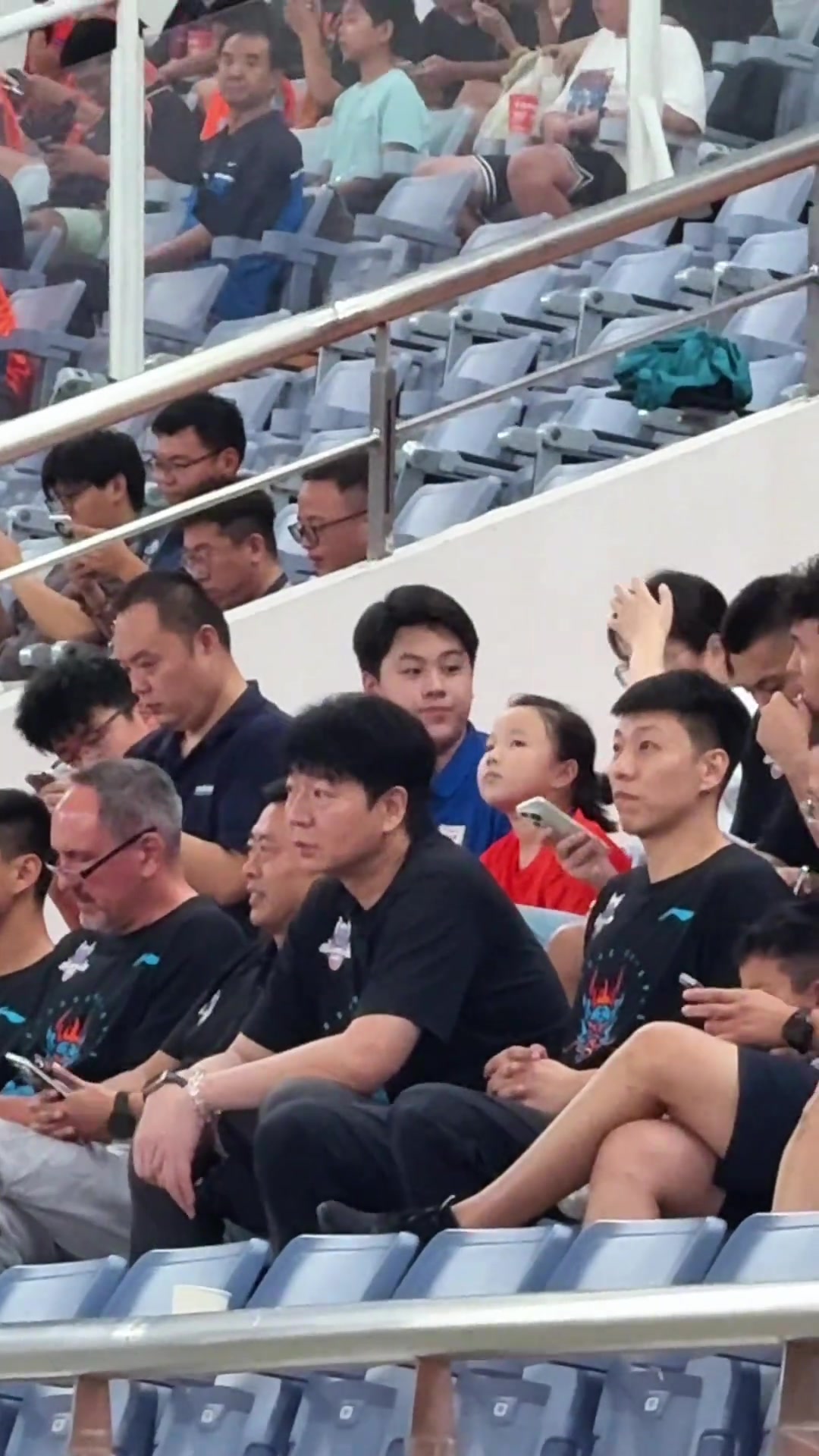 夢幻聯(lián)動山東男籃主教練邱彪攜男籃隊員觀戰(zhàn)齊魯齊魯?shù)卤? title=