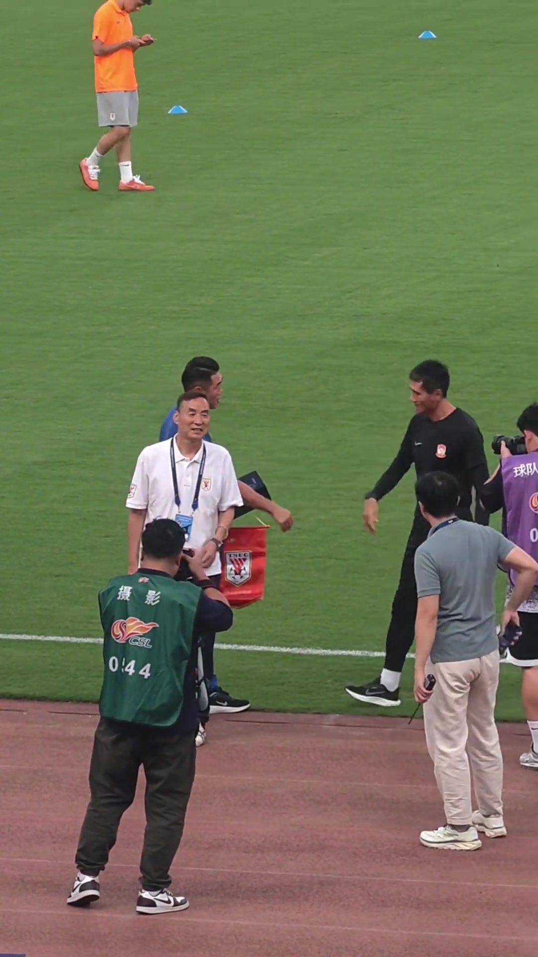 宿茂臻與邵佳一握手寒暄兩人曾并肩代表國足參加2002年世界杯