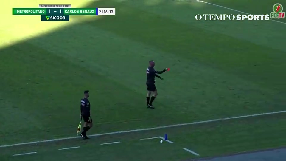 巴西聯(lián)賽球員現(xiàn)場用瓶子小便啊憋不住就不能去廁所嘛