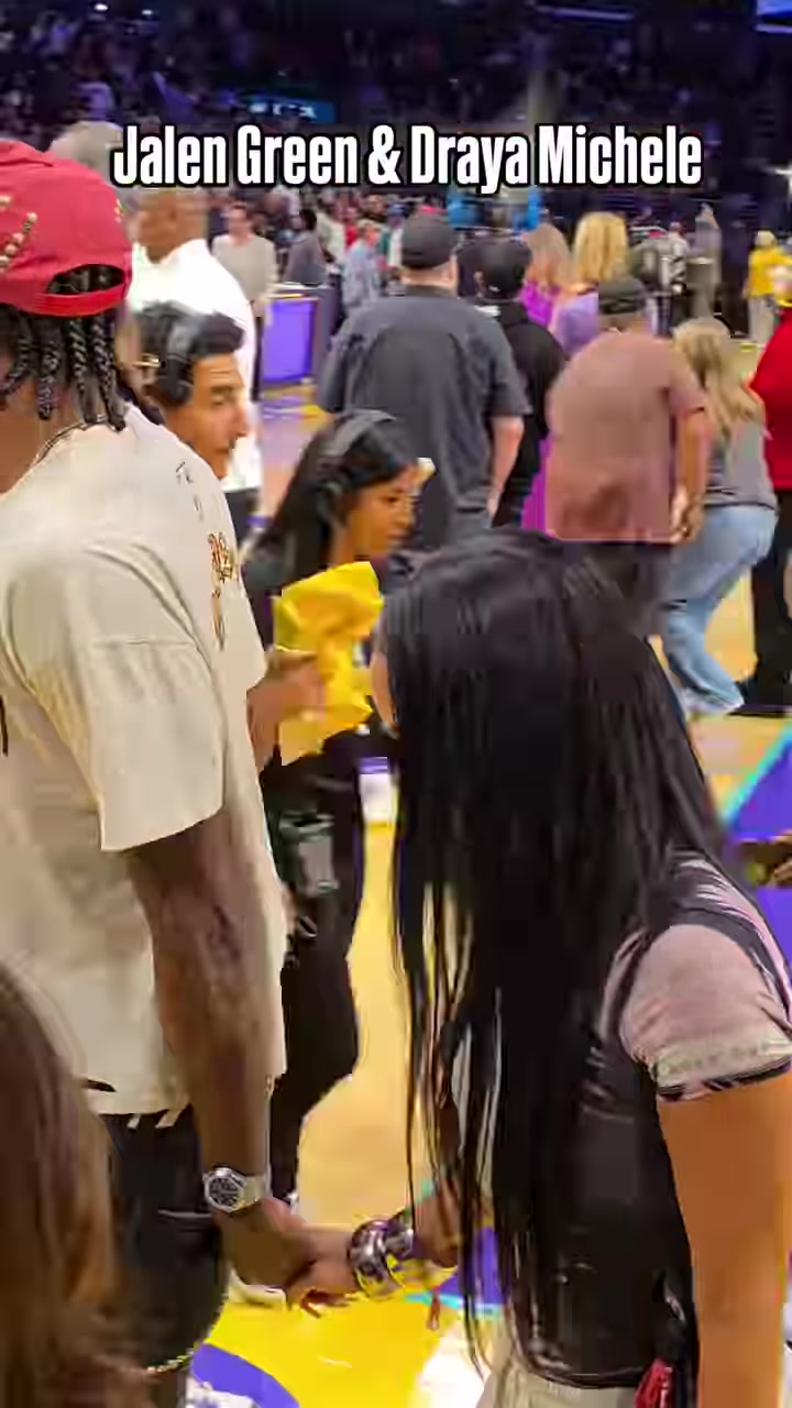 杰倫-格林帶女友看比賽當時沒注意嫂子這穿搭挺別致