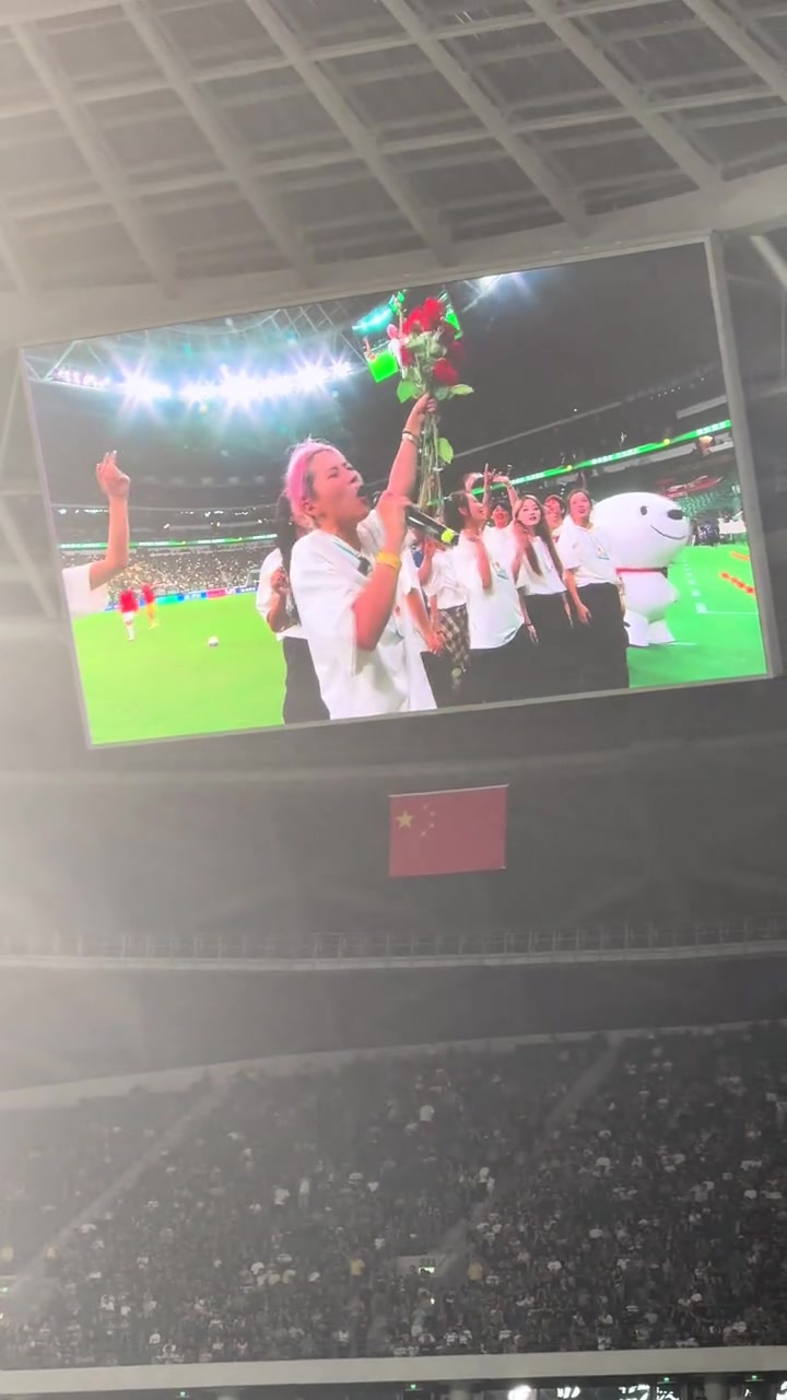 比比賽還精彩實(shí)拍工體上演女生向男生求婚成功溫馨畫面