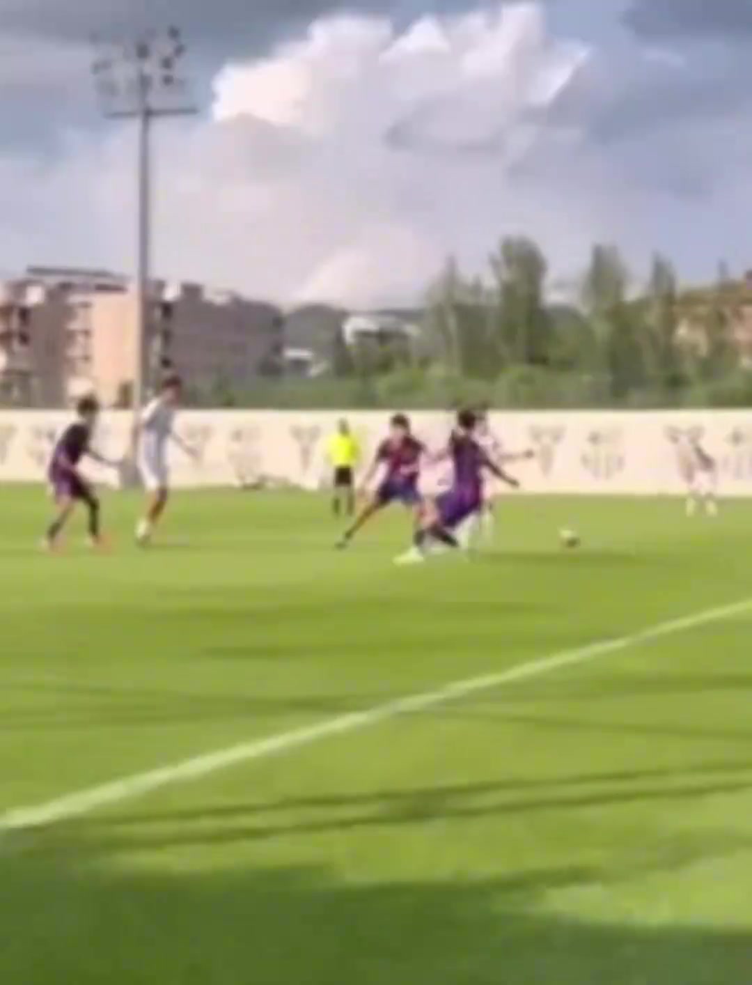 鄺兆鐳面對(duì)巴薩b隊(duì)絲毫不怵巴薩隊(duì)里甚至還有一線隊(duì)的福特