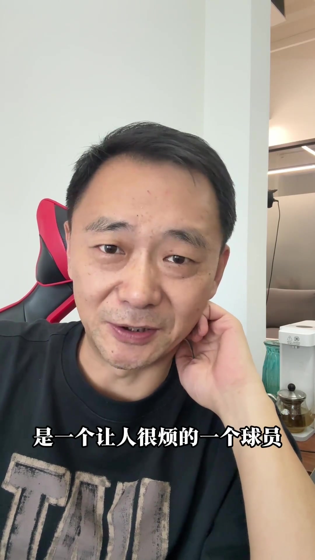 顏強(qiáng)曼聯(lián)隊(duì)長(zhǎng)B費(fèi)是一個(gè)讓人很煩的球員總是喋喋不休