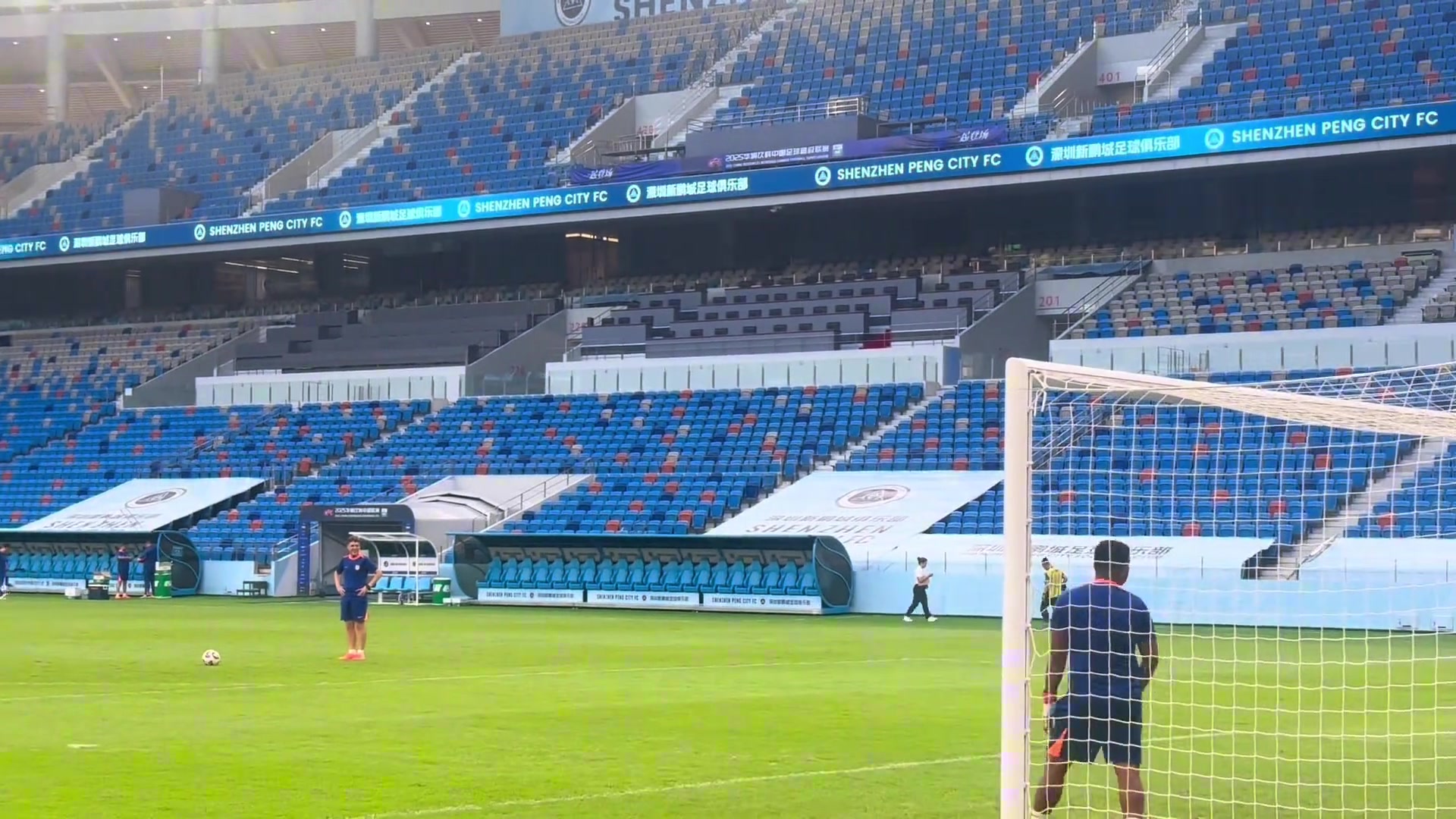 主教練正在熱身泰山隊賽前射門訓(xùn)練韓鵬指導(dǎo)也來了一腳