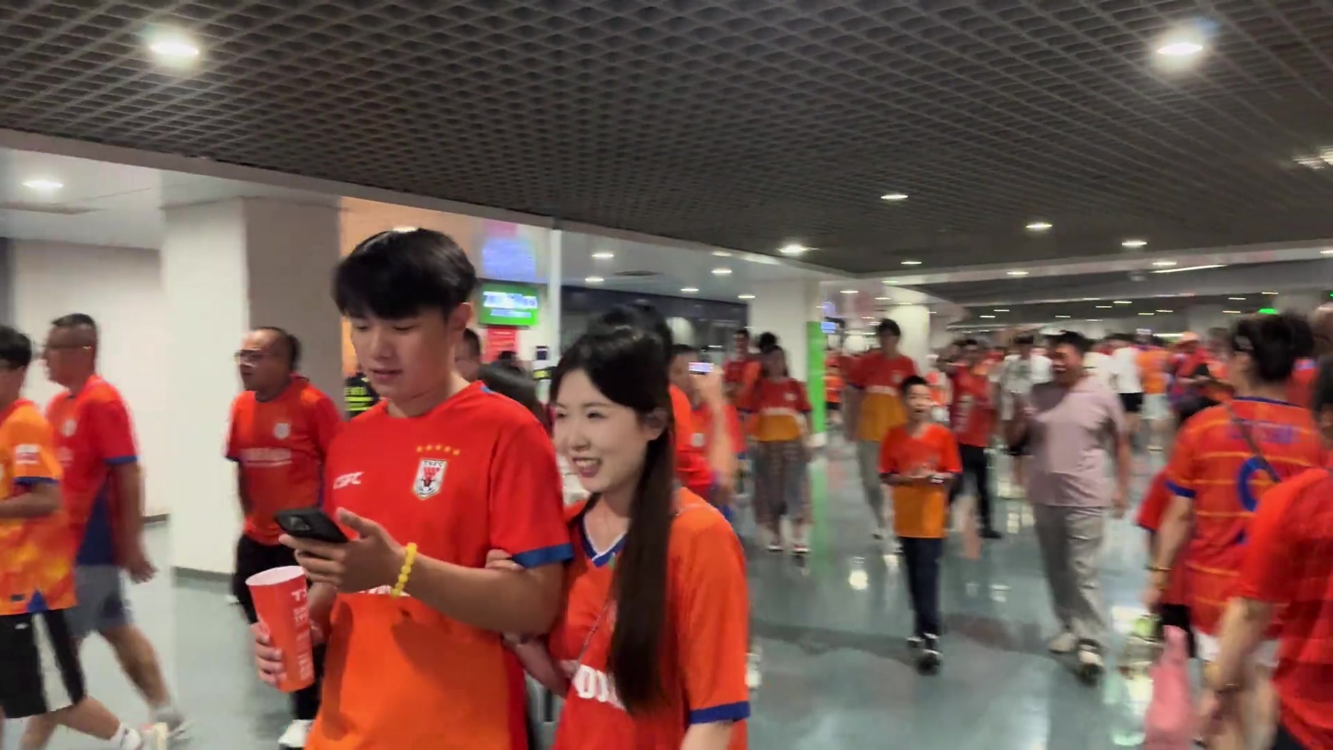 躺槍啊實(shí)拍山東泰山球迷在濟(jì)南奧體高喊國安XX