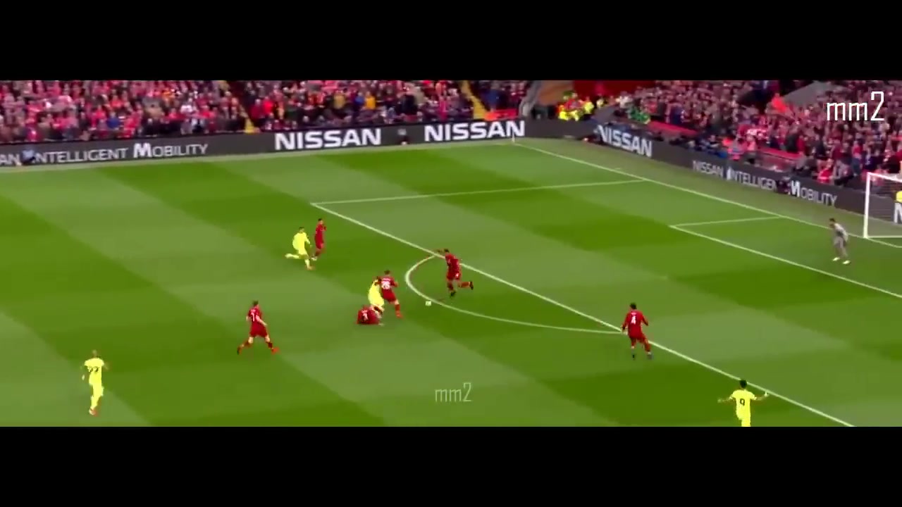 梅西感到很懵名場面梅西突破倒地羅伯遜按了一把梅西的頭