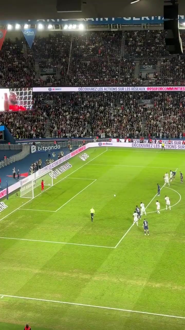 沒關系現(xiàn)場直拍登貝萊踢飛點球球迷們立刻繼續(xù)吶喊