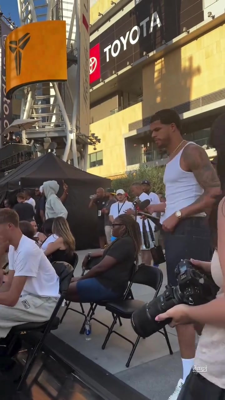 瓦妮莎佩林卡小波特觀看科比曼巴聯(lián)盟邀請(qǐng)賽