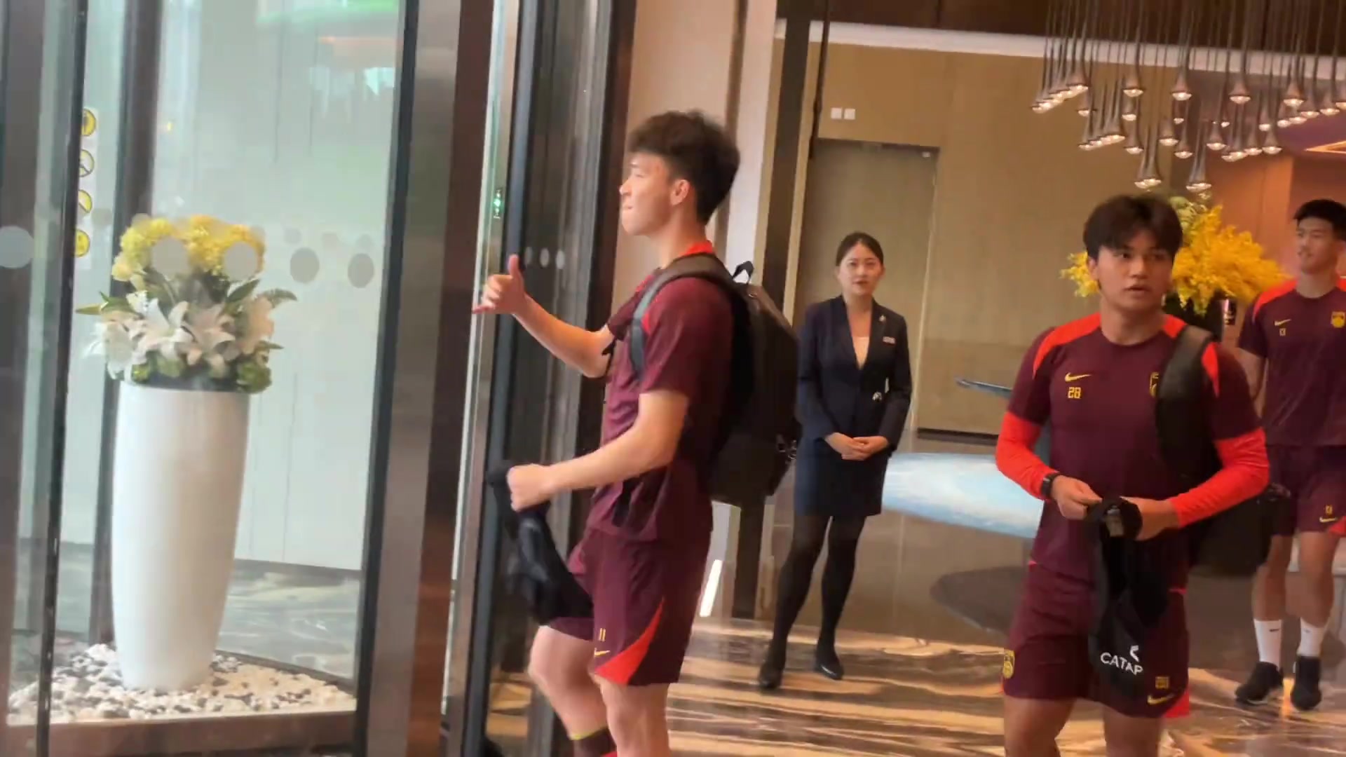 王鈺棟和蒯紀(jì)聞現(xiàn)身酒店老蒯這么親人啊聽(tīng)到聲就來(lái)簽名了