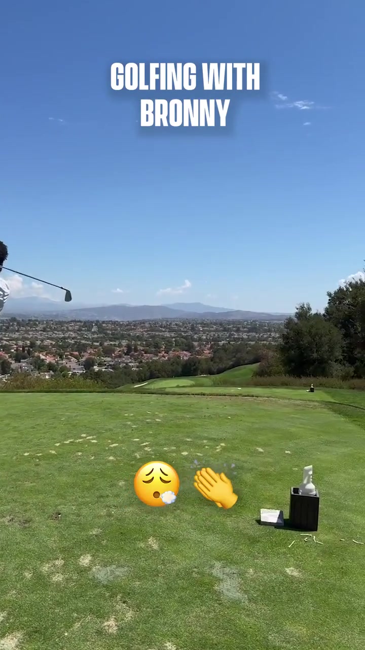 緊緊跟隨父親的步伐湖人球員布朗尼也開始練習(xí)高爾夫球了