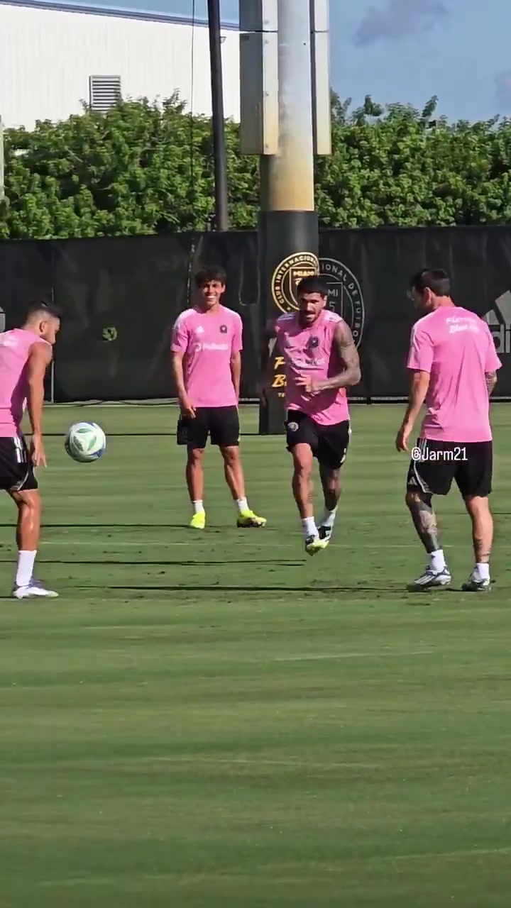 真愛啊訓練賽德保羅害怕踢到梅西下一秒踢翻其他隊友