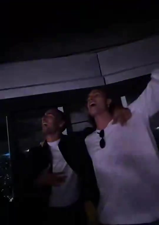 梅里諾卡拉菲奧里一起看酷玩演唱會(huì)合唱Viva La Vida