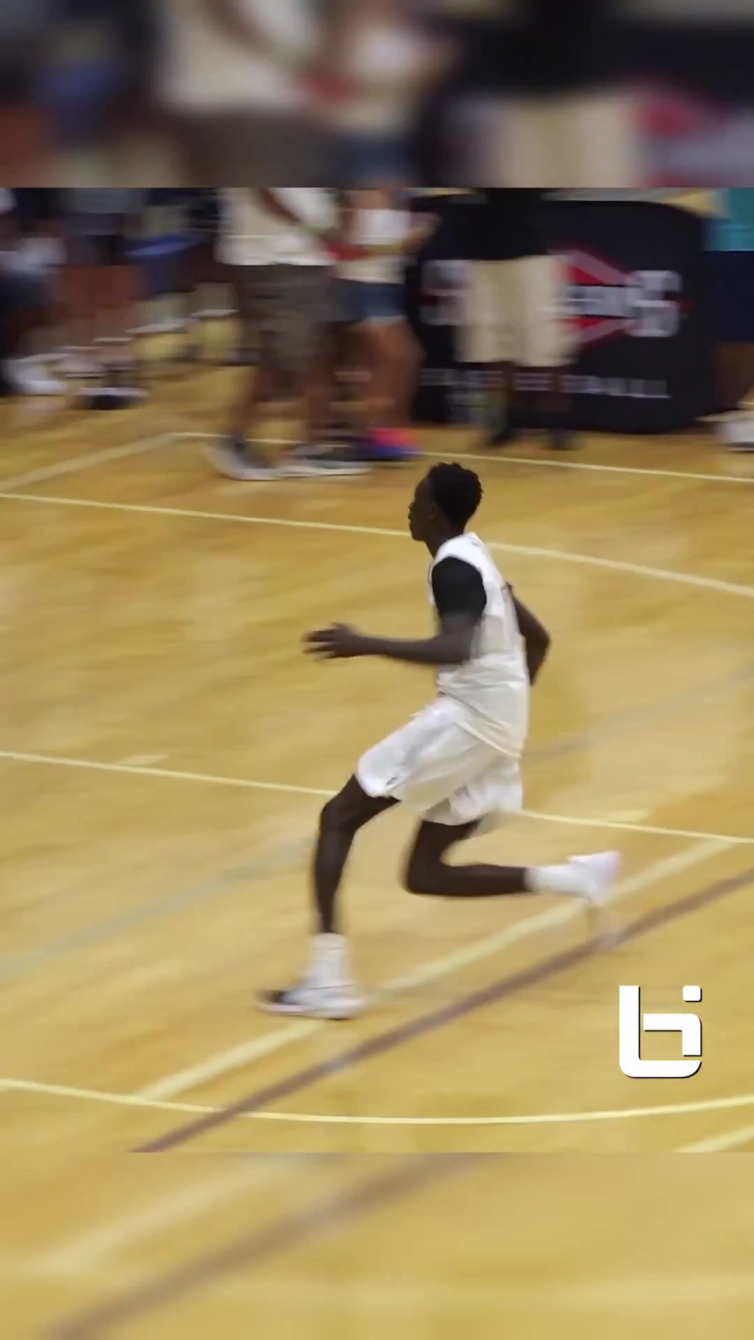 NBA都少見美高生實(shí)戰(zhàn)完成臀下?lián)Q手扣籃