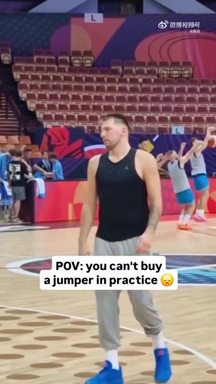 自己都不停地?fù)u頭東契奇手感這么好訓(xùn)練也有連續(xù)投不進(jìn)的時(shí)候