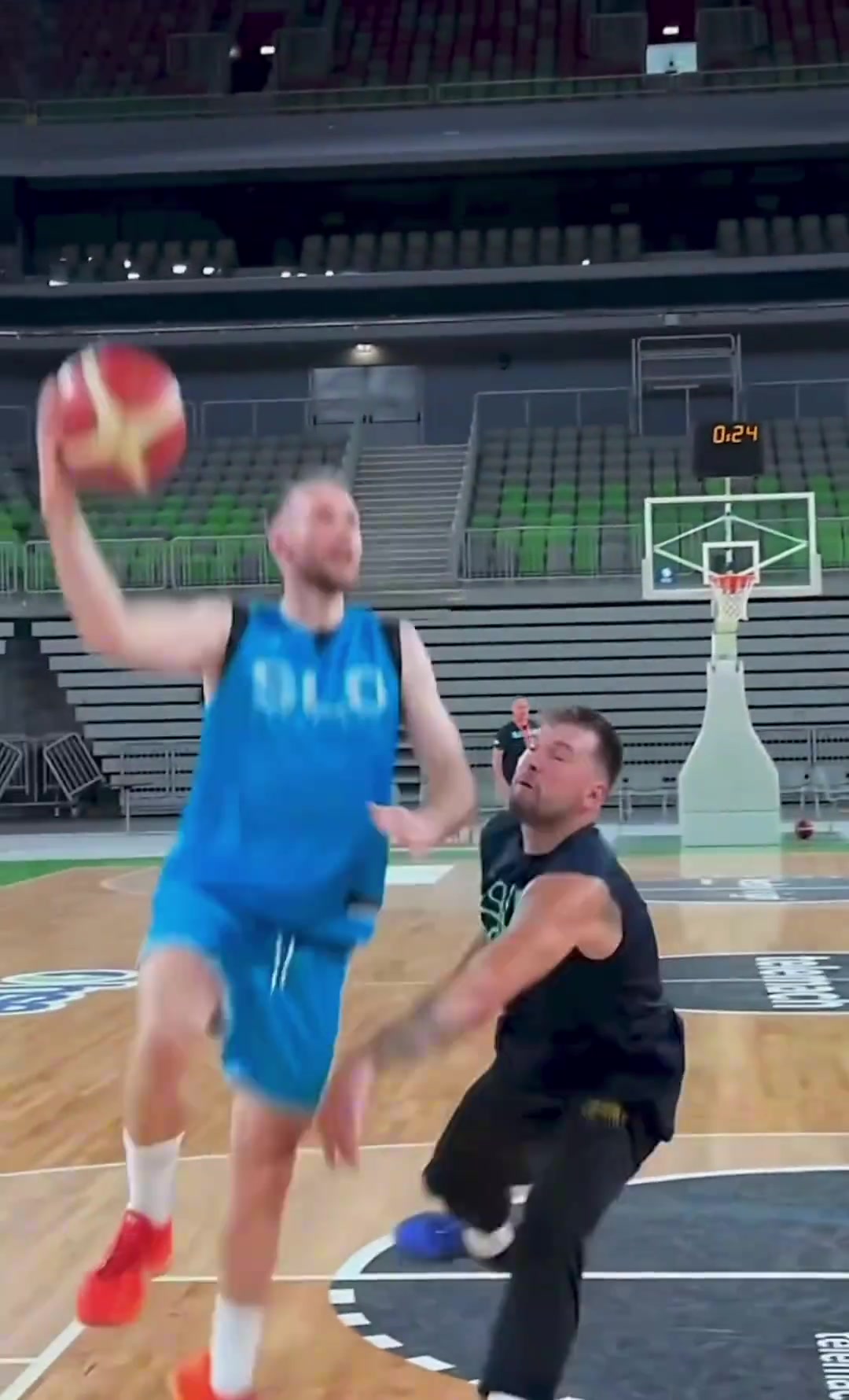 防守好像沒進(jìn)步...東契奇訓(xùn)練的時(shí)候被隊(duì)友一步過(guò)