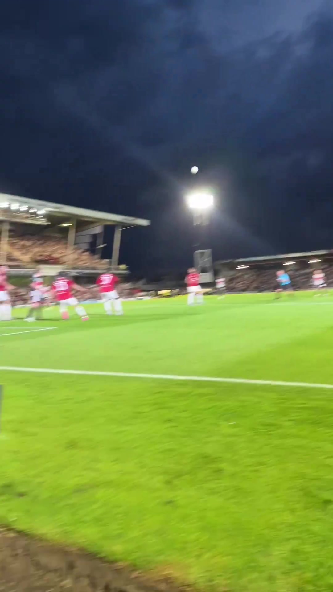 逆天奧納納出擊雙拳擊倒馬奎爾讓對手進球