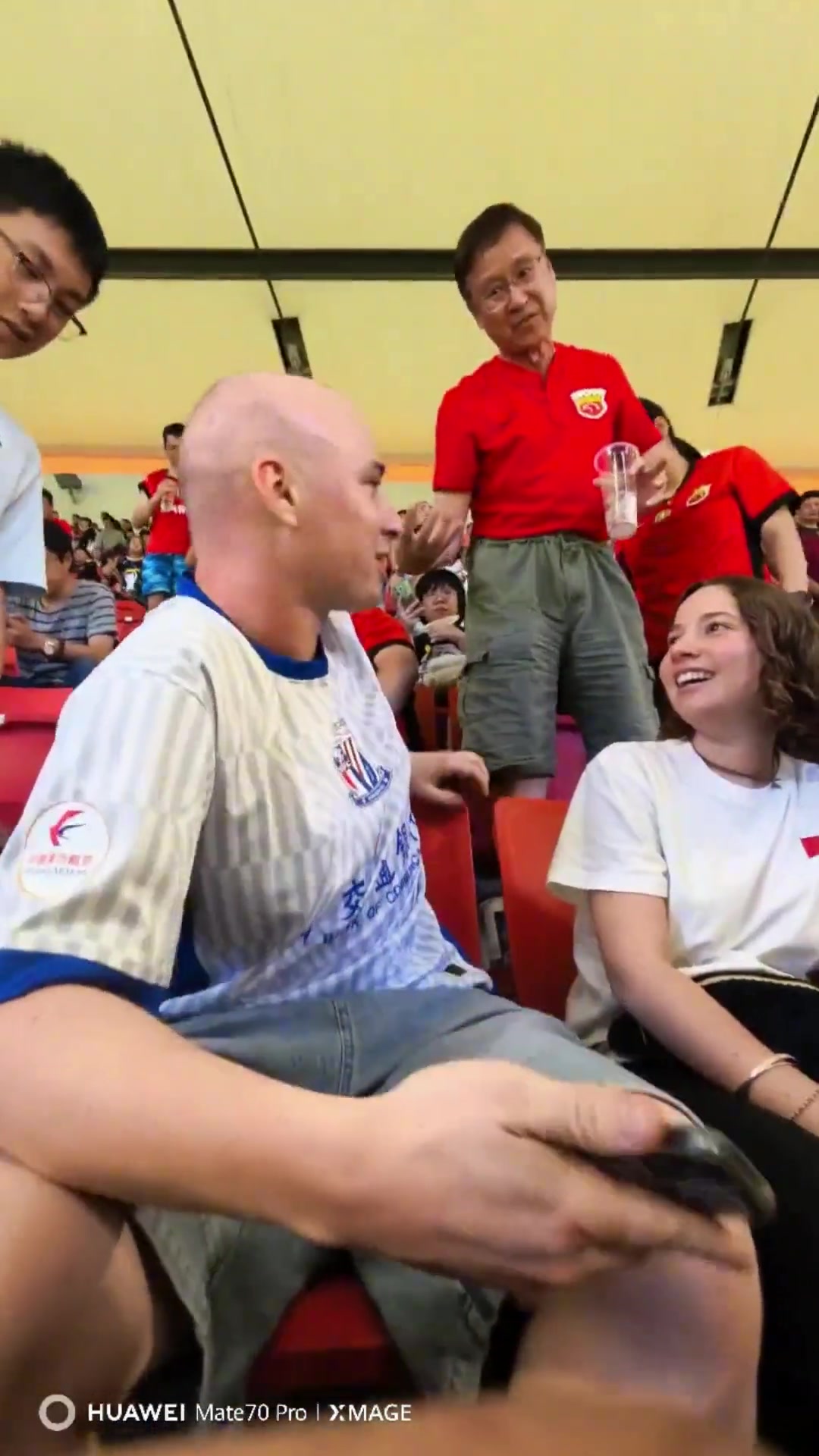 海港球迷帶申花老外去買海港球衣老外原地?fù)Q上了海港球衣