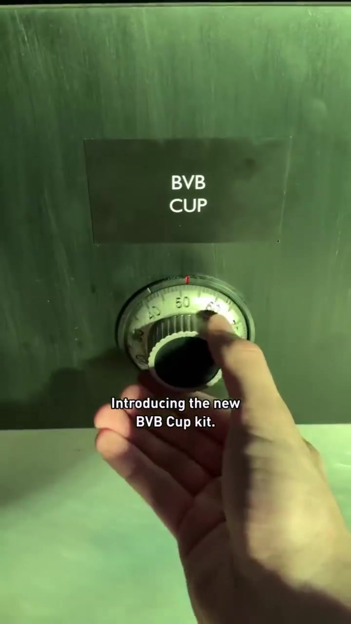 顏值最高的球衣之一多特25/26賽季歐冠德國杯球衣細節(jié)展示