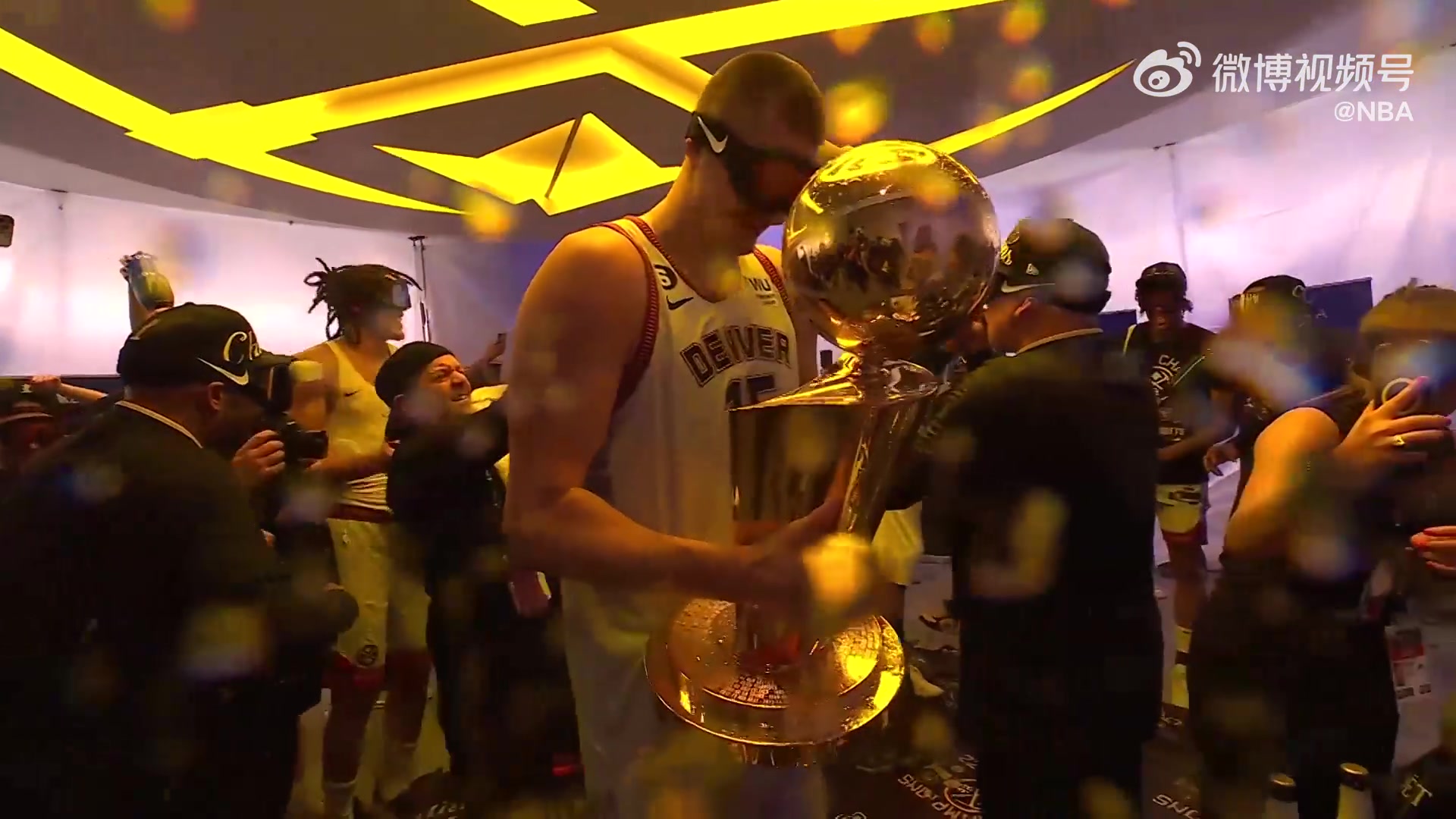 戴好護目鏡掘金眾將賽后準(zhǔn)備開始香檳大戰(zhàn)