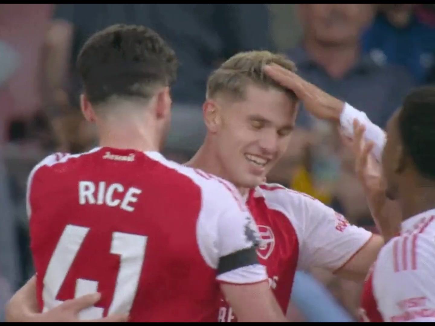 新援關(guān)系不錯(cuò)約克雷斯進(jìn)球之后蘇維門(mén)迪直接上手幫撩頭發(fā)