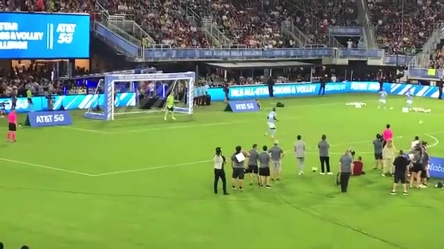 詼諧當(dāng)你對(duì)生活失去希望就看看本特克此前技巧賽的凌空射門