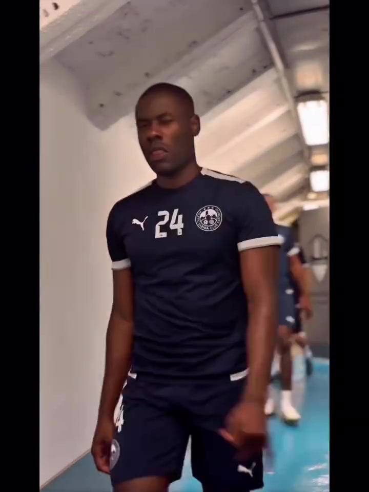 鄺兆鐳收獲小球迷來看看他與萊里達隊友的融洽互動