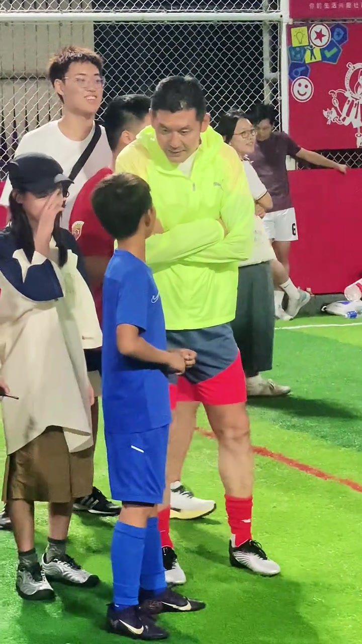 毫無架子實(shí)拍老國腳楊晨面帶笑容與小球迷交流