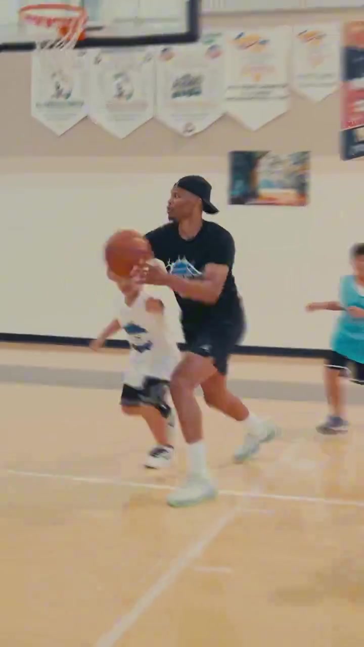 少爺加入小孩訓(xùn)練營(yíng)能有大威少當(dāng)教練是不是很幸福