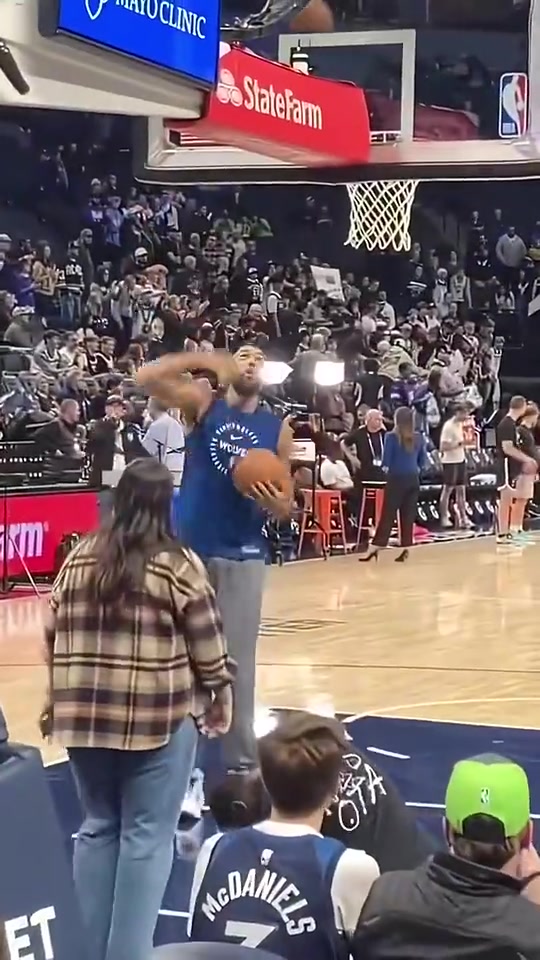 世界是個巨大的草臺班子戈貝爾熱身籃下能連續(xù)三個勾手不進的