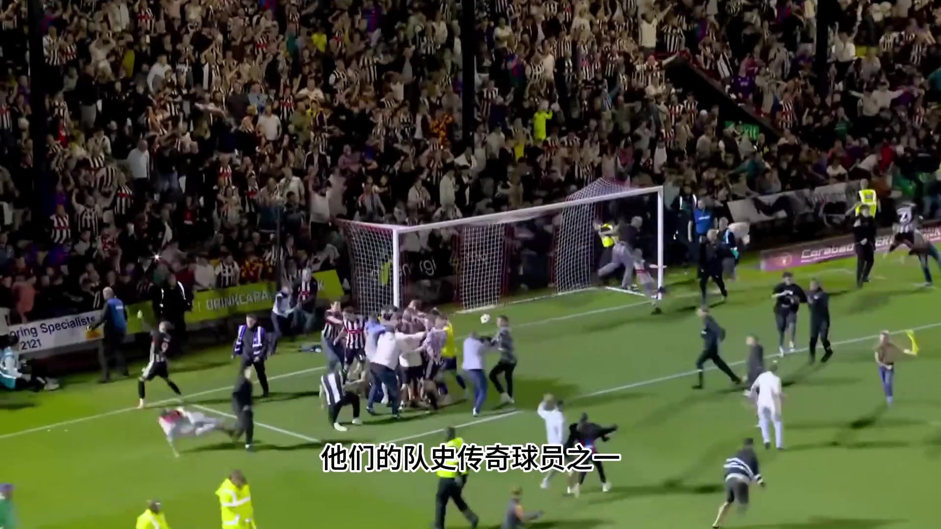 爆冷曼聯(lián)的這支小球會(huì)傳奇名宿的涂鴉墻上竟然有一位中國(guó)人