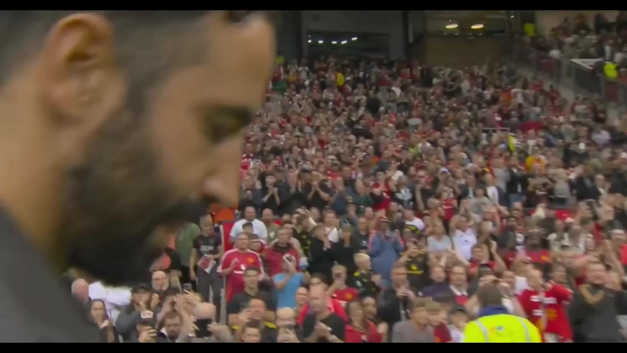 曼聯(lián)賽季首勝阿莫林離場(chǎng)球迷起立鼓掌歡送