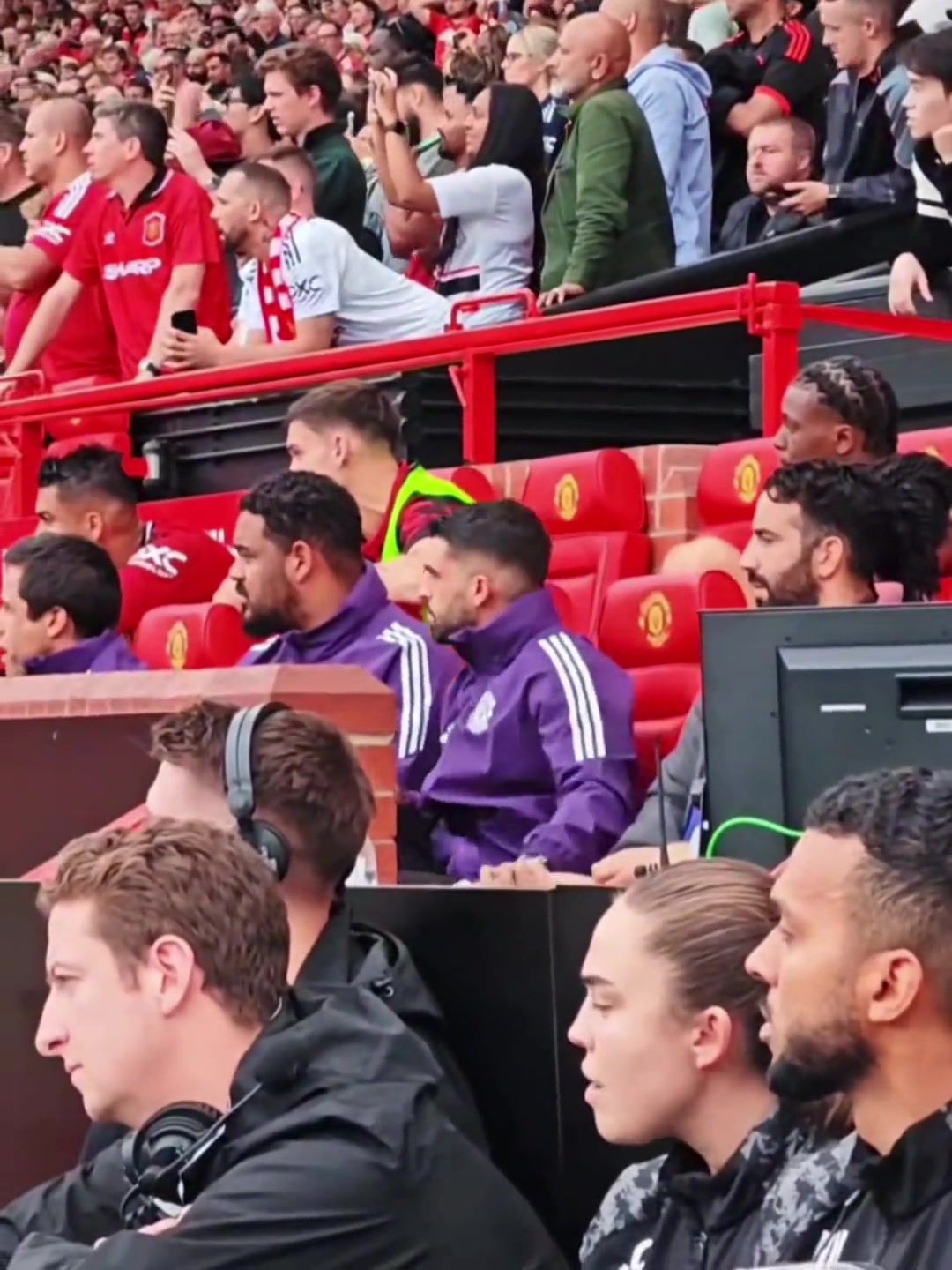 毫無(wú)波瀾搖頭不語(yǔ)補(bǔ)時(shí)裁判宣布曼聯(lián)獲得點(diǎn)球時(shí)阿莫林的反應(yīng)