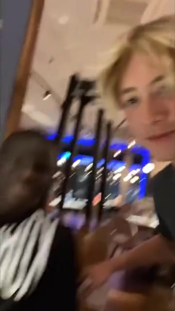 人格魅力滿分名場面坎特與服務(wù)員合影并為他簽名