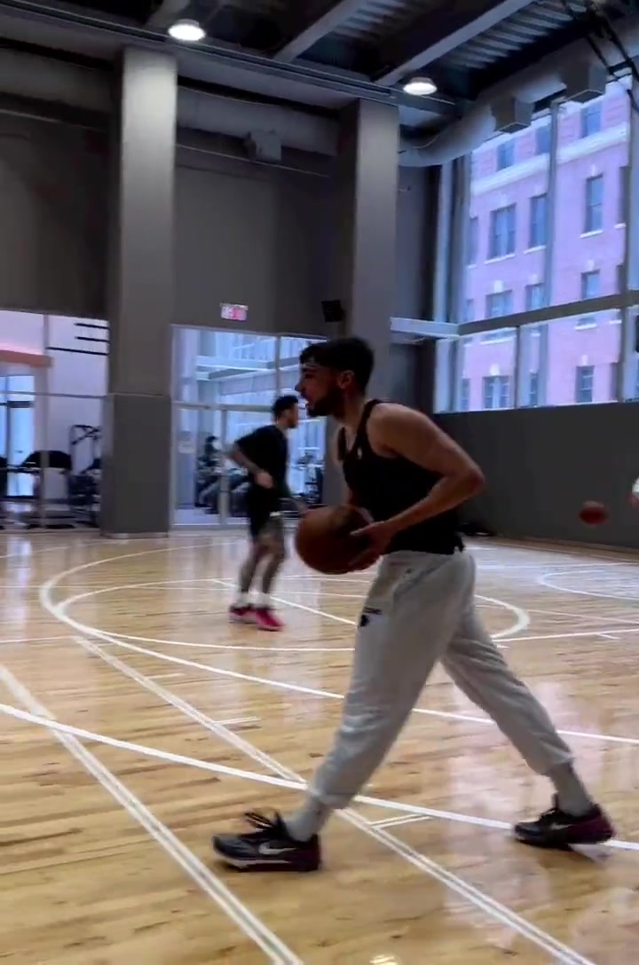 杰羅姆這個(gè)訓(xùn)練視頻也是蠻嚇人的一鏡到底彈無虛發(fā)越投越難