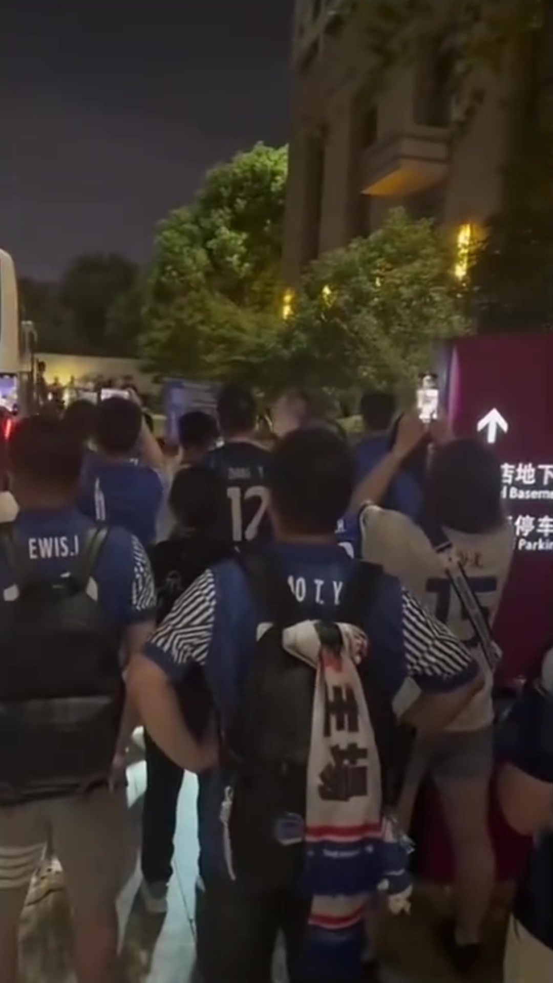 要不要臉解散輸給三鎮(zhèn)后申花球迷追到酒店門(mén)口罵球員