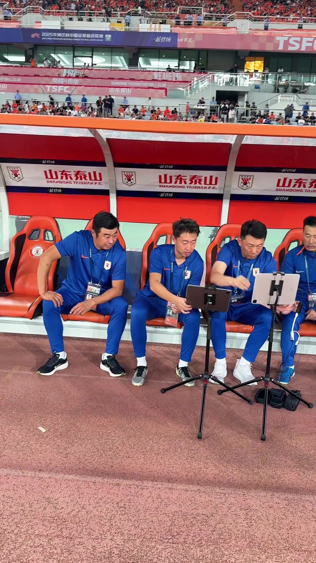 京魯大戰(zhàn)賽前泰山隊教練組透露著必勝決心韓鵬的表情霸氣